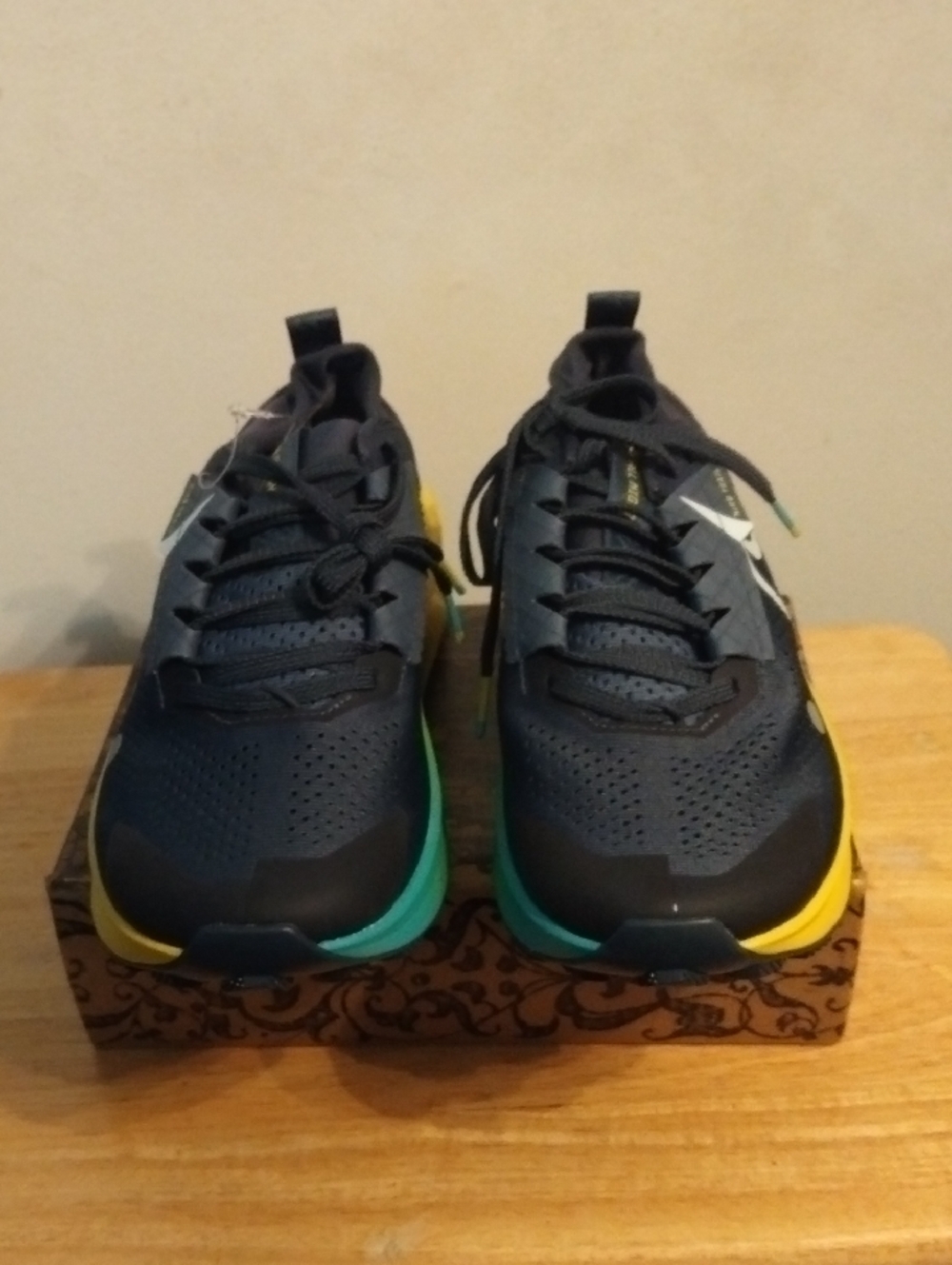 New Women's Nike Navy Sneakers with Teal and Yellow Trim Size 8.5